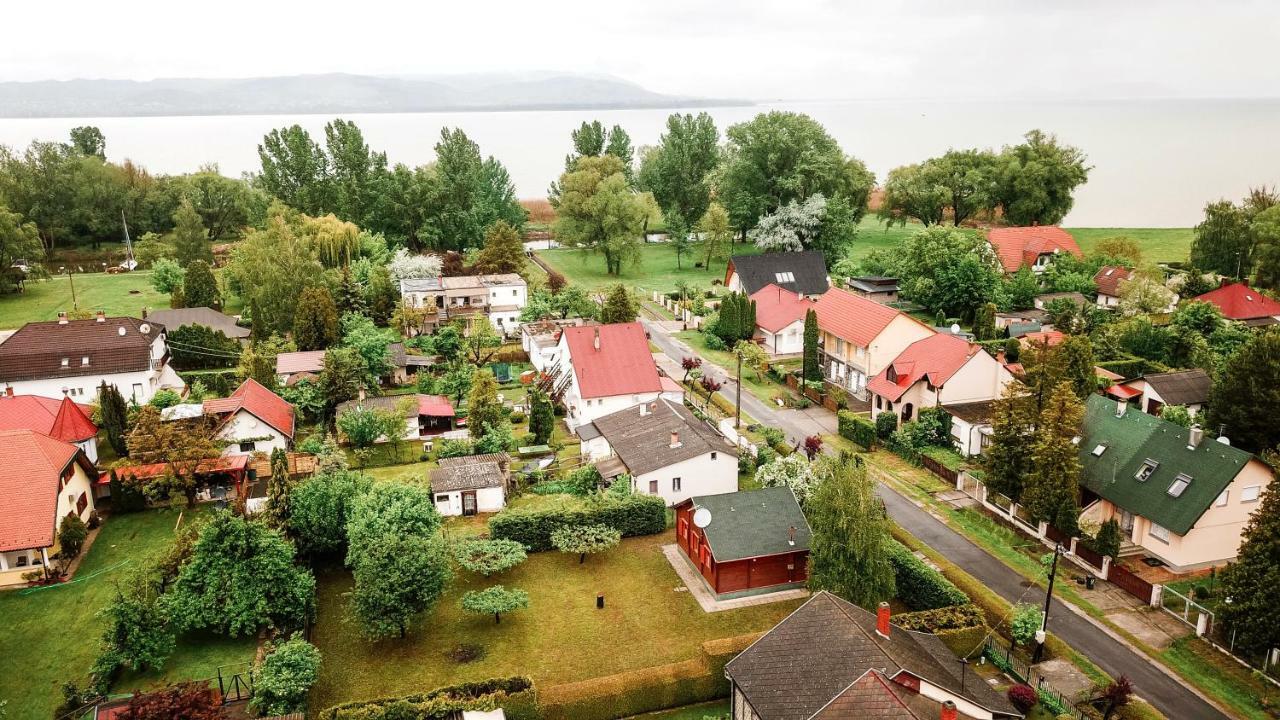 Lake House Farsang Balatonbereny Exterior photo