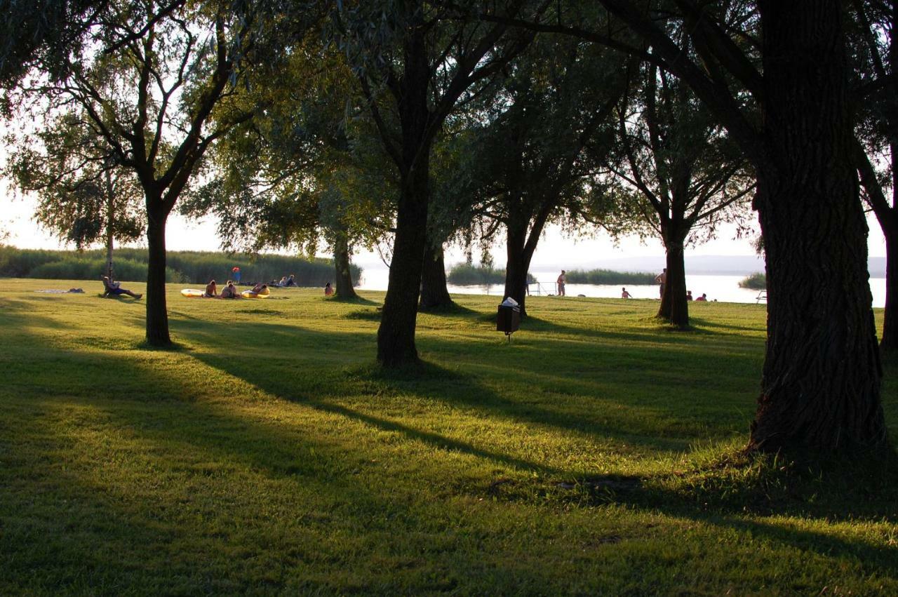 Lake House Farsang Balatonbereny Exterior photo